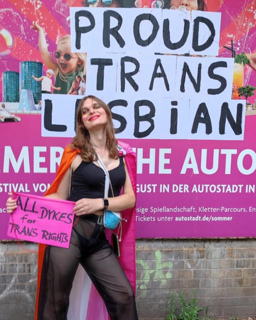Proud trans Lesbian - mit einem Schild ALL DYKES für trans rights